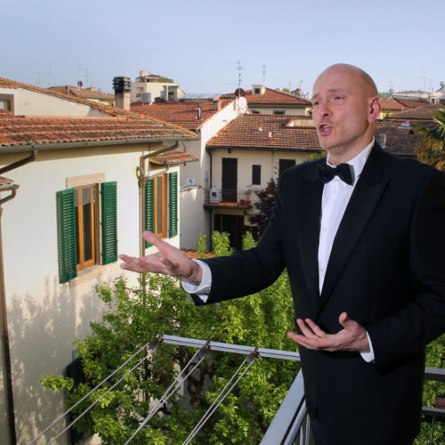 PRESSPHOTO Firenze  covid 19: Maurizio Marchini, tenore. Canta dal balcone di casa. Foto Marco Mori/New Press Photo
